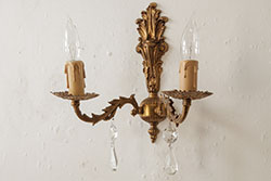 ヴィンテージ照明　フランスビンテージ　真鍮製　凝った装飾が優美な印象を与える2灯タイプのウォールランプ(壁付けシャンデリア、壁掛け照明)(R-038300)
