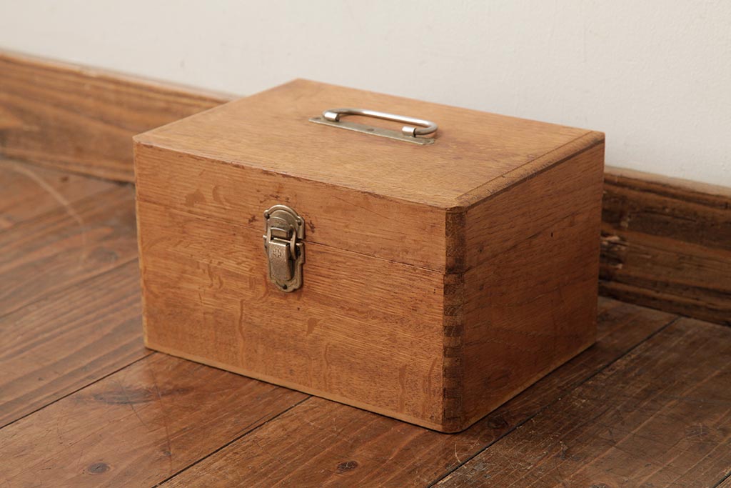 アンティーク ナラ材 ペイント レトロで可愛らしい救急箱(薬箱、木箱、裁縫箱、小物収納箱)(R-038376) ラフジュ工房