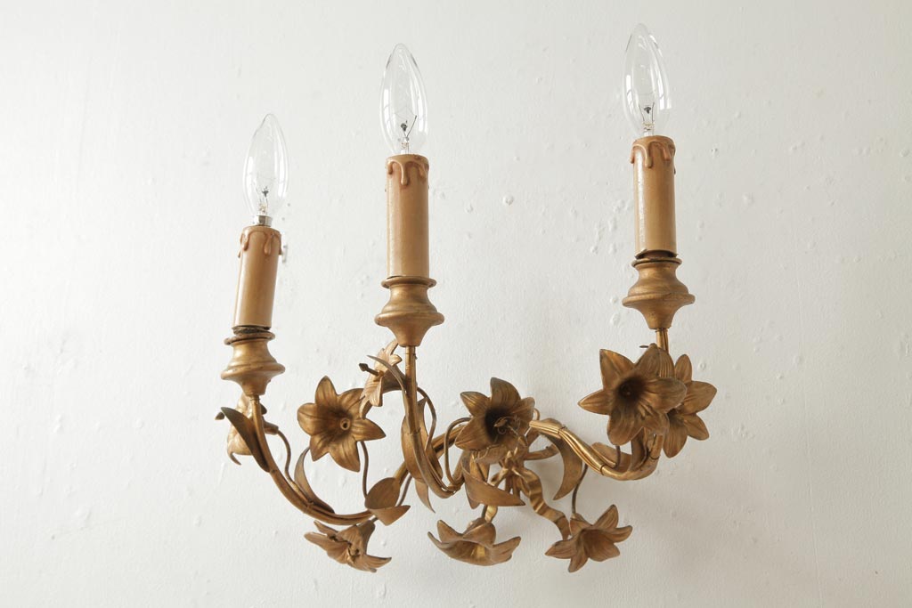 ヴィンテージ照明　フランスビンテージ　真鍮製　3灯　花の装飾がすてきなウォールランプ(壁掛け照明、壁付け照明)(R-038379)