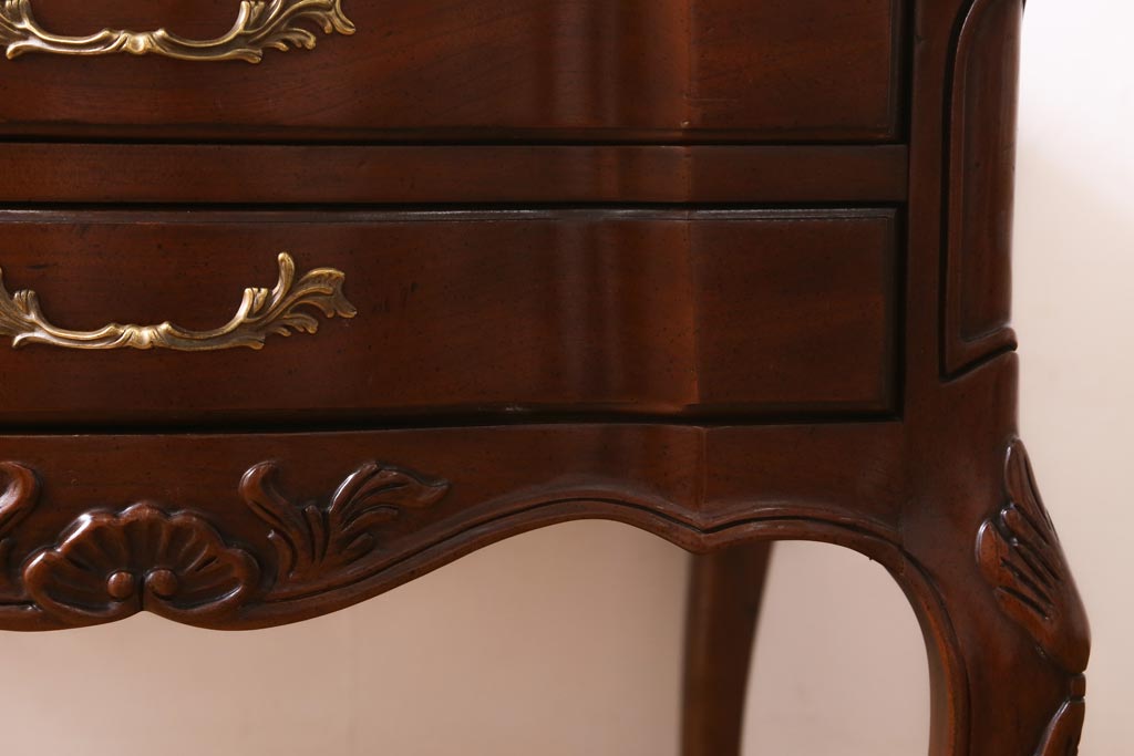 中古　アメリカ製　センチュリー社(CENTURY)　クラシカルなデザインのサイドテーブル(ナイトテーブル、サイドチェスト)(定価約40万円)(R-039006)