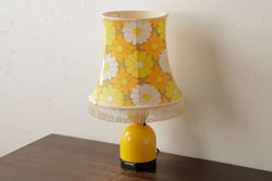 レトロ照明　松下電工(ナショナル)　花柄シェードが可愛らしいイエローのテーブルランプ(卓上ランプ、スタンドライト)(R-039008)