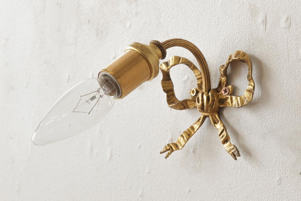 ヴィンテージ照明 フランスビンテージ 真鍮製 リボンが可愛らしい小さなウォールランプ(壁掛け照明、壁付け照明)(R-039084) ラフジュ工房
