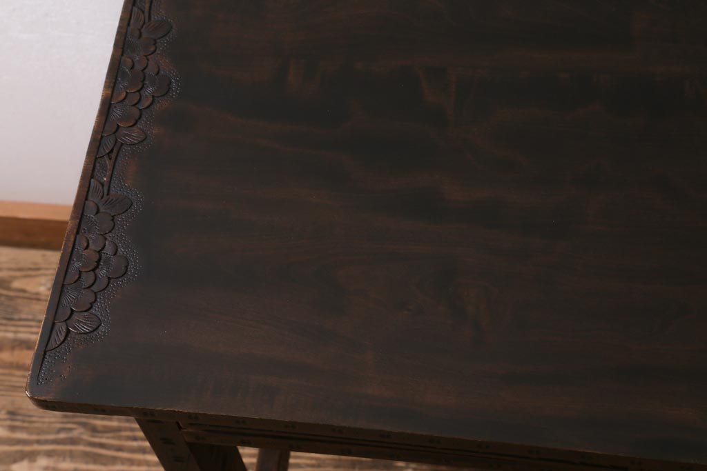 ビンテージ家具　伝統工芸　軽井沢彫り　引き出し付き　繊細な桜の彫りが目を引くサイドテーブル(平机、在宅ワーク、在宅用デスク、花台、飾り台)(R-039139)