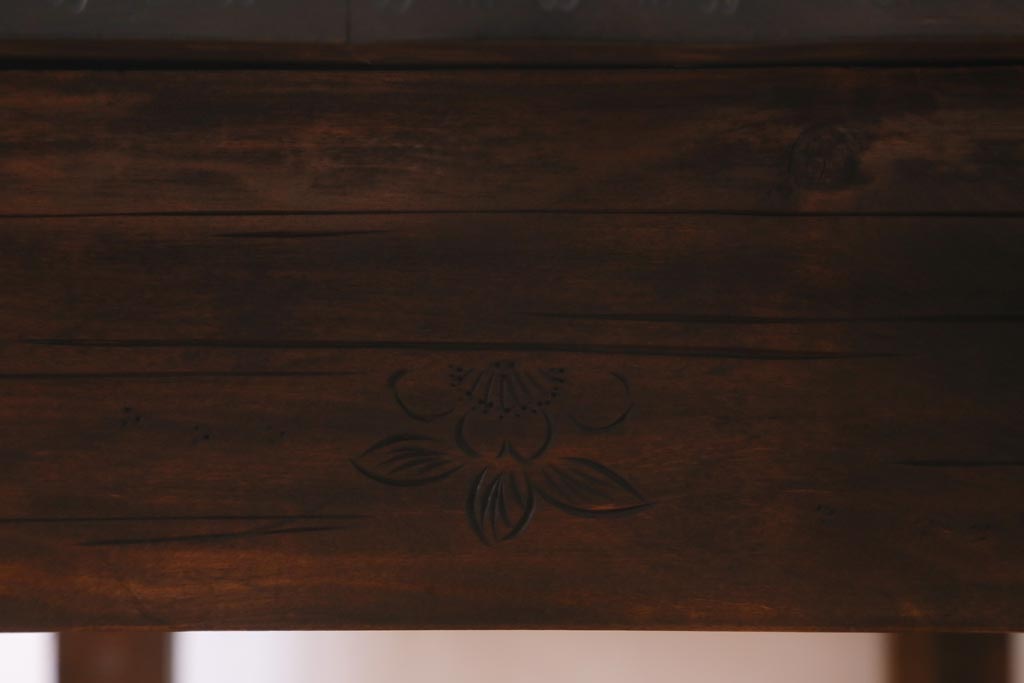 ビンテージ家具　伝統工芸　軽井沢彫り　引き出し付き　繊細な桜の彫りが目を引くサイドテーブル(平机、在宅ワーク、在宅用デスク、花台、飾り台)(R-039139)