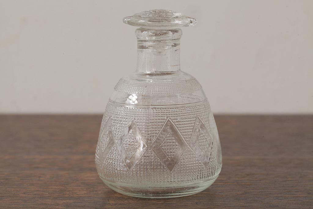 アンティーク雑貨　プレスガラス　昭和レトロなデザインが魅力的な醤油さし(和ガラス、ガラスビン、醤油瓶)(R-039452)
