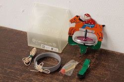 アンティーク雑貨　昭和期　タイガー商会　T.K　レトロなジョッキーゴマ(コマ、駒、おもちゃ)(R-039461)
