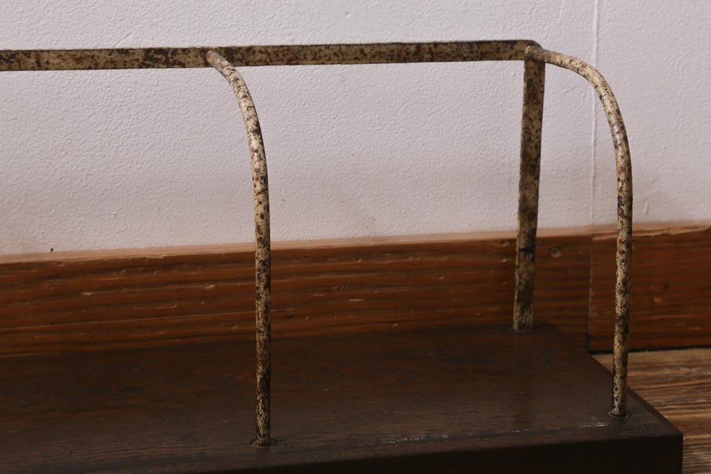 アンティーク雑貨　昭和初期　栓材一枚板　古びた風合いのフレームが魅力の本立て(ブックスタンド)(R-039569)
