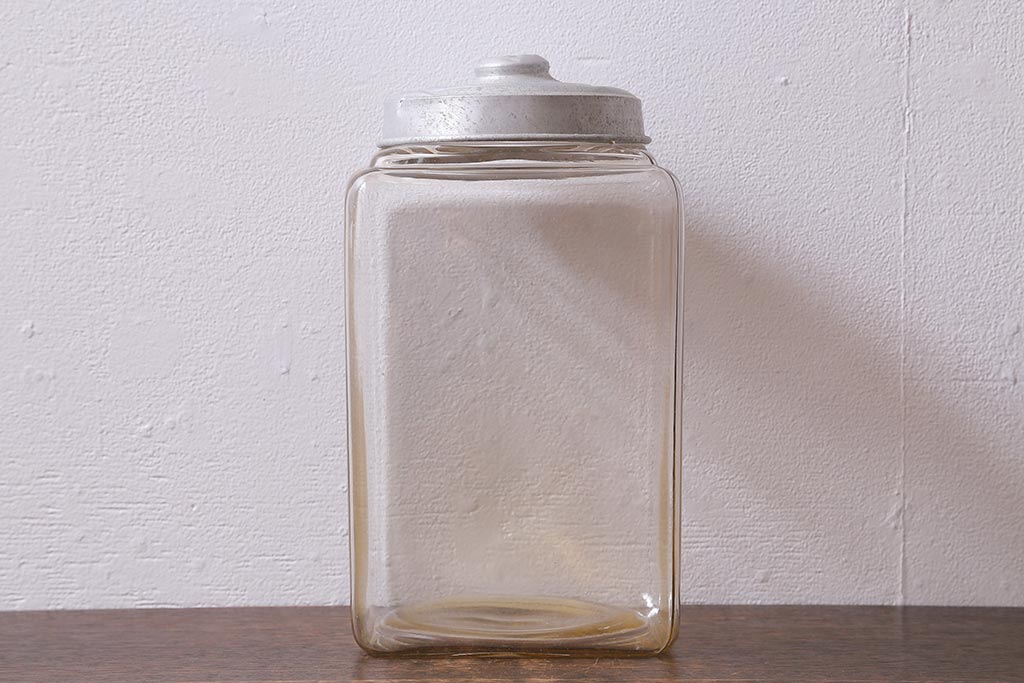 レトロ雑貨　丸みを帯びたシルエットがレトロなガラス瓶(ガラスビン、角瓶)(R-039661)