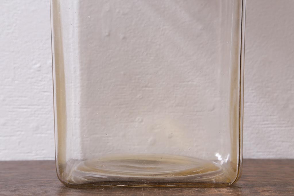 レトロ雑貨　丸みを帯びたシルエットがレトロなガラス瓶(ガラスビン、角瓶)(R-039661)