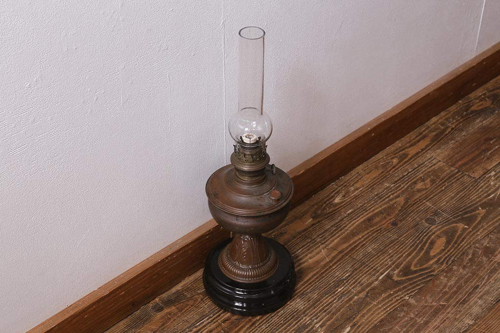 イギリスビンテージ　ヴィンテージ雑貨　陶器製の土台が目を引くオイルランプ(灯油ランプ、置き型ランプ)(R-039799)