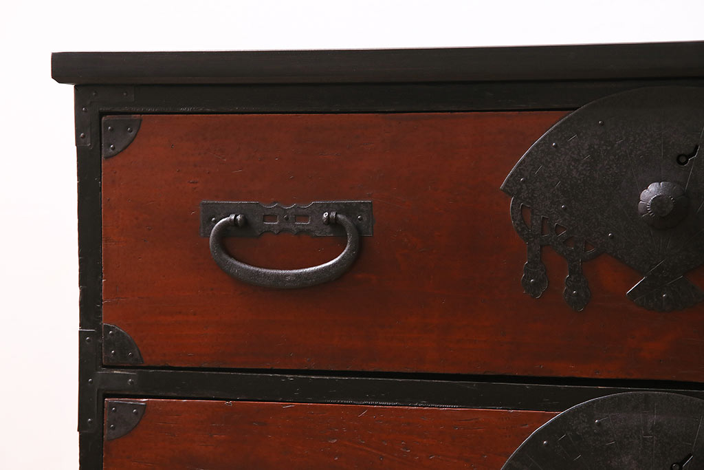 アンティーク家具　扇の飾り金具が存在感を引き立てる箪笥ローボード(衣装箪笥、引き出し)(R-039863)