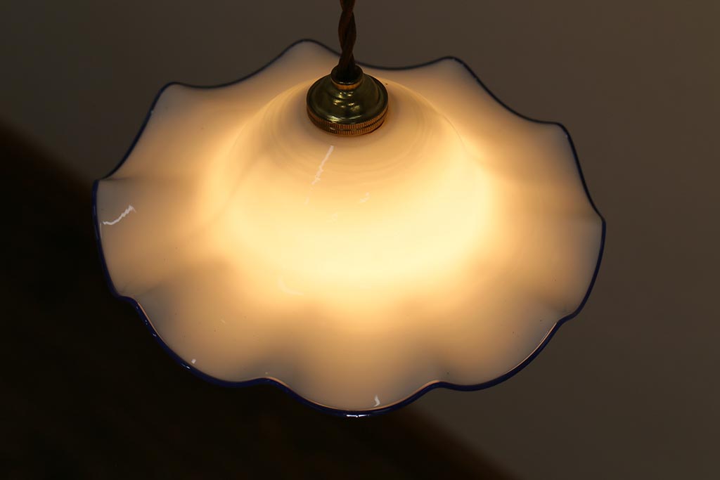 ヴィンテージ照明　イギリスビンテージ　青い縁のフリルが爽やかなミルクガラスペンダントライト(ランプシェード、天井照明)(R-039917)