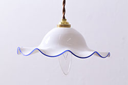 ヴィンテージ照明　イギリスビンテージ　青い縁のフリルが爽やかなミルクガラスペンダントライト(ランプシェード、天井照明)(R-039917)
