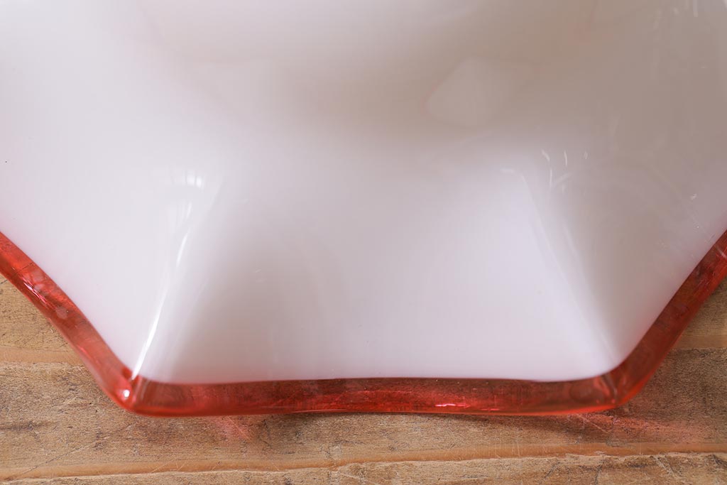 ヴィンテージ照明　イギリスビンテージ　ピンク縁　愛らしいフリルのミルクガラスペンダントライト(ランプシェード、天井照明)(R-039921)
