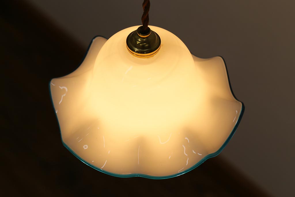 ヴィンテージ照明　イギリスビンテージ　水色の縁フリルが爽やかなミルクガラスペンダントライト(ランプシェード、天井照明)(R-039924)
