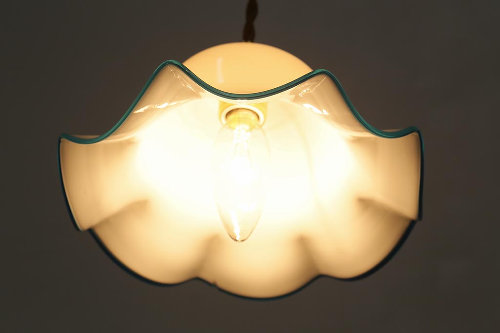 ヴィンテージ照明　イギリスビンテージ　水色の縁フリルが爽やかなミルクガラスペンダントライト(ランプシェード、天井照明)(R-039924)