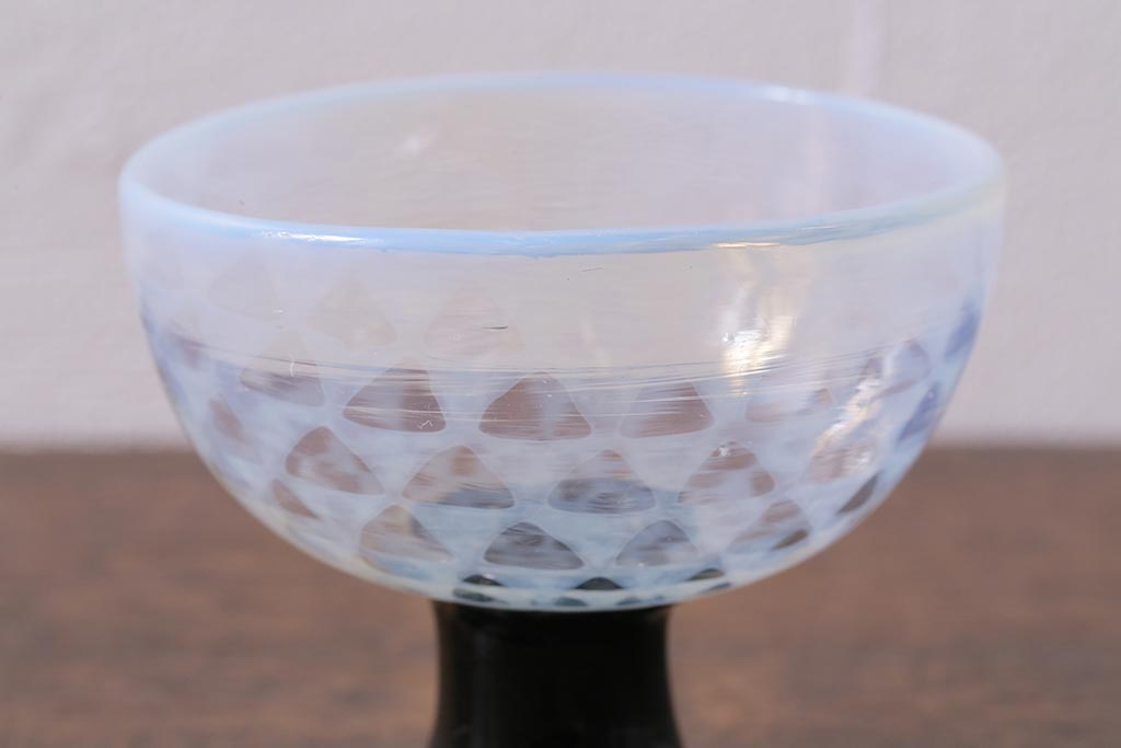 アンティーク雑貨　レトロ雑貨　大正期　乳白鱗紋　エナメル脚　碗形氷コップ(和ガラス)(R-040123)