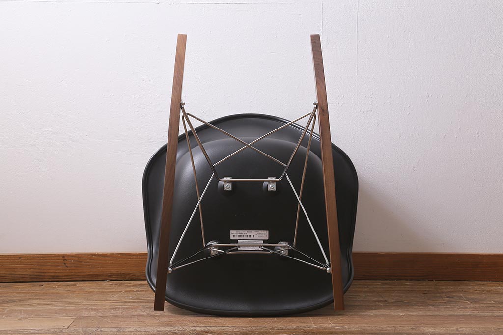 展示美品　Hermanmiller(ハーマンミラー社)　イームズプラスチックシェルアームチェア　ロッカーベース　アプホルスター(ロッキングチェア、椅子)(定価約11万4千円)(R-040168)