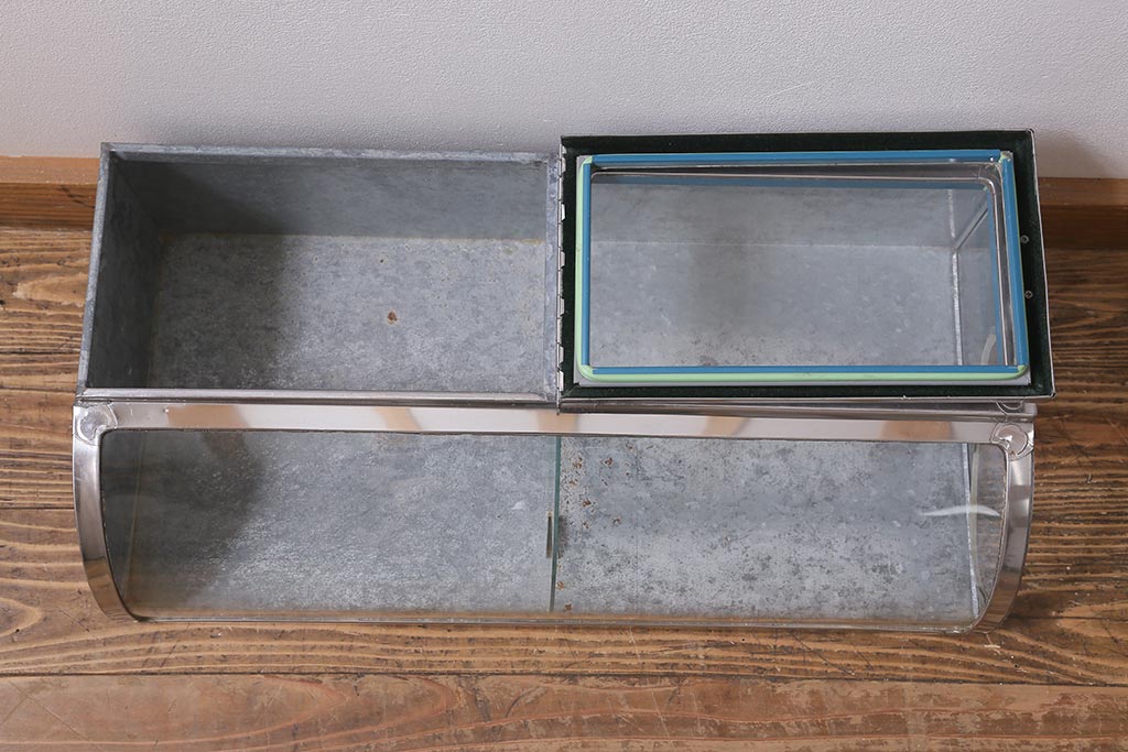 アンティーク家具　昭和レトロ　丸みのあるフォルムが魅力のブリキガラスケース(ショーケース)(R-040171)