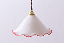 ヴィンテージ照明　イギリスビンテージ　赤い縁のフリルがアクセントになった三角シェードのペンダントライト(吊り下げ照明、天井照明、シェード)(R-040179)