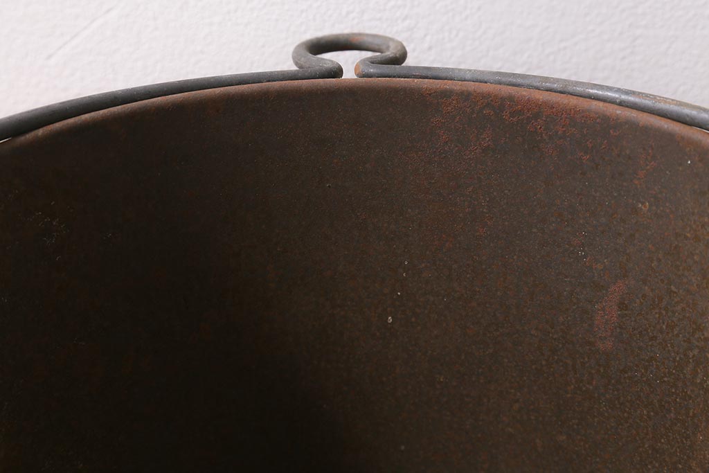 レトロ雑貨　日本製　錆びた風合いが味わいのある鉄製の古いバケツ(哺乳バケツ)(R-040191)