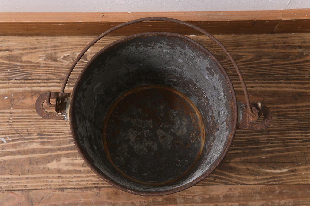 レトロ雑貨　ブリキ　錆びた風合いが味わいのある日本製の古いバケツ(R-040193)
