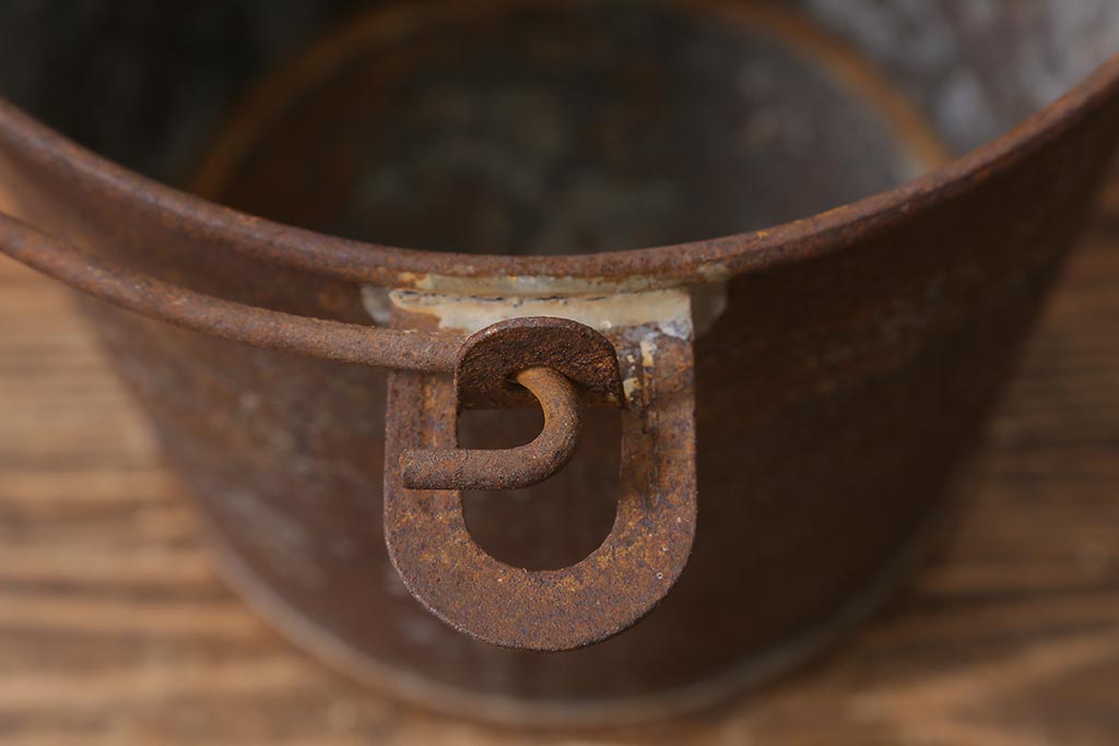 レトロ雑貨　ブリキ　錆びた風合いが味わいのある日本製の古いバケツ(R-040193)