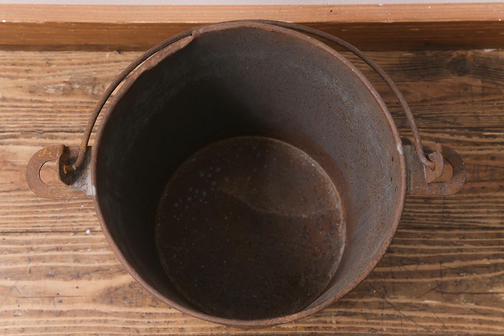 レトロ雑貨　ブリキ　錆びた風合いが味わいのある日本製の古いバケツ(R-040194)