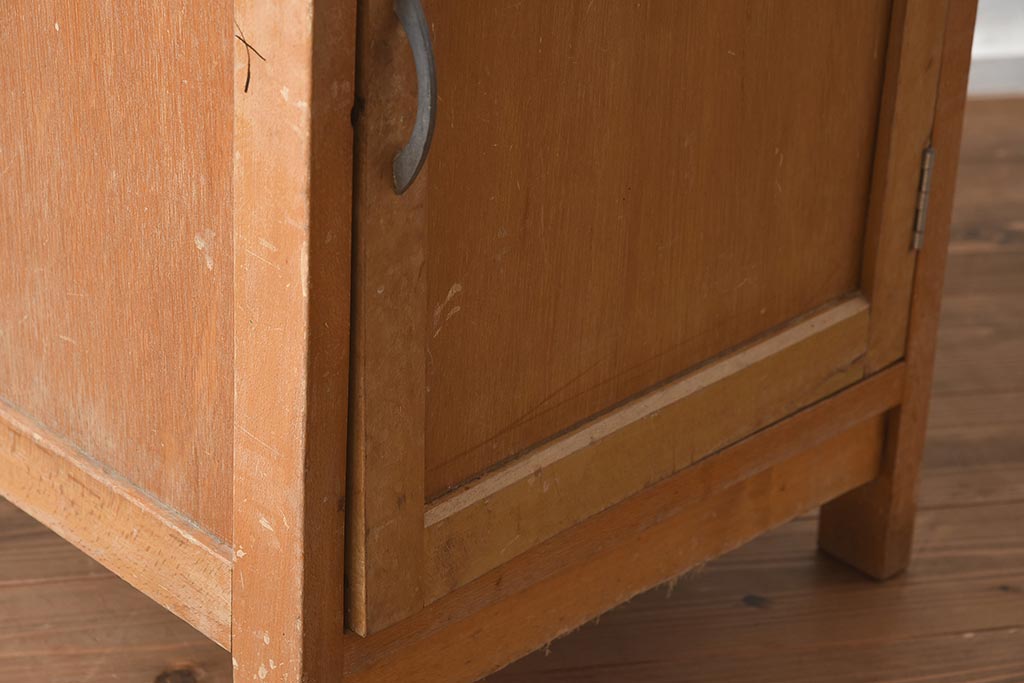 レトロ家具　昭和レトロな雰囲気漂うシンプルな木製サイドキャビネット(電話台)(R-040326)