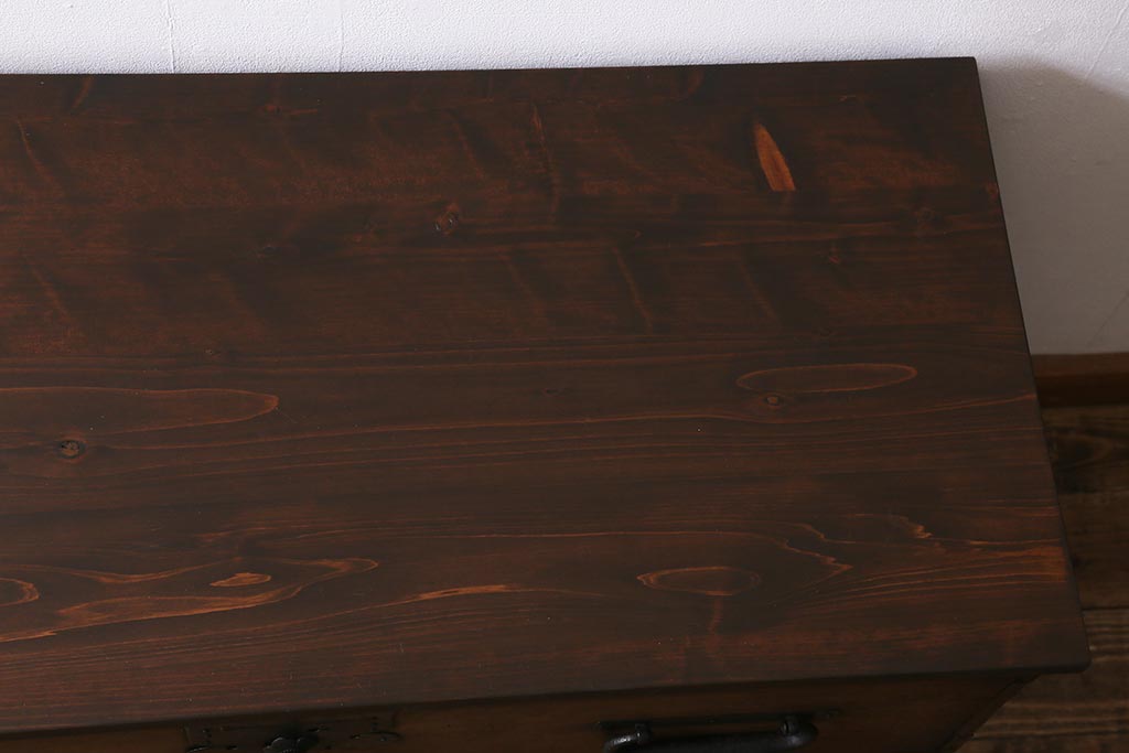 アンティーク家具　和製アンティーク　脚付きリメイク　味わい深い佇まいの箪笥ローボード(衣装箪笥、チェスト、引き出し、リビングボード)(R-040392)