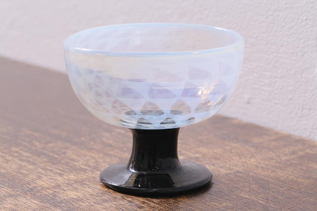 アンティーク雑貨　大正期　乳白鱗紋エナメル脚　碗形氷コップ(和ガラス)(R-040489)
