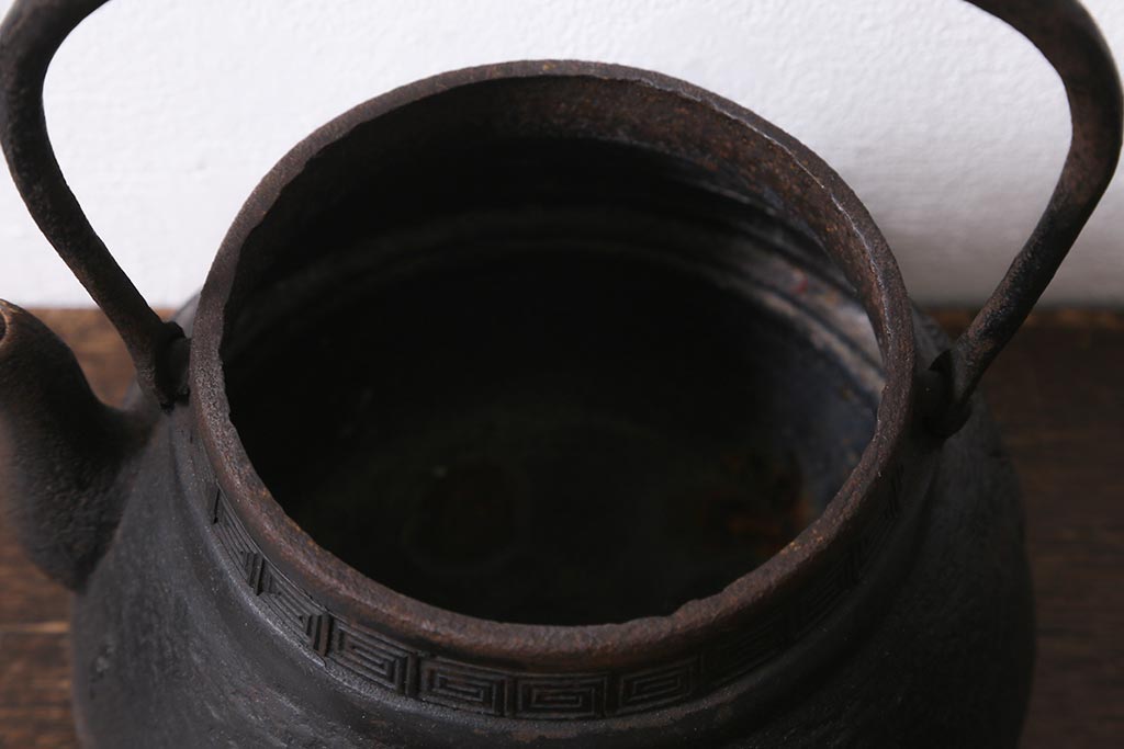 アンティーク雑貨　古民具・骨董　光雲作　松文　昭和初期の古い鉄瓶(茶道具)(R-040740)