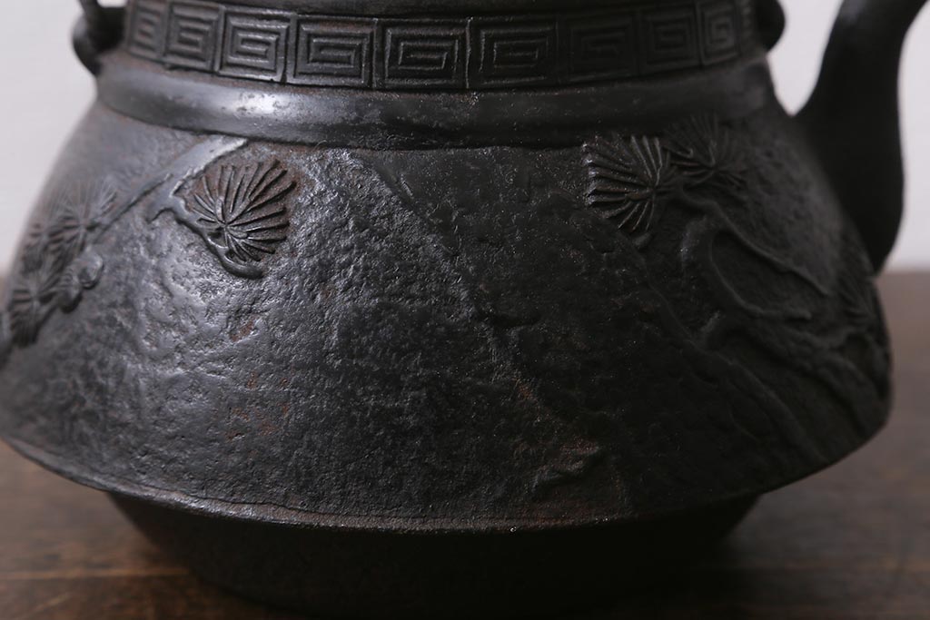 アンティーク雑貨　古民具・骨董　光雲作　松文　昭和初期の古い鉄瓶(茶道具)(R-040740)