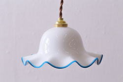 ヴィンテージ照明　イギリスビンテージ　水色縁フリルのミルクガラスペンダントライト(ランプシェード、天井照明)(R-040805)