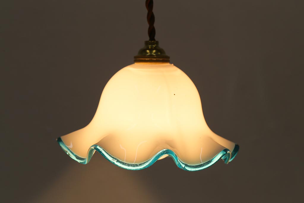 ヴィンテージ照明　イギリスビンテージ　小振りな水色縁フリルのミルクガラスペンダントライト(ランプシェード、天井照明)(R-040807)