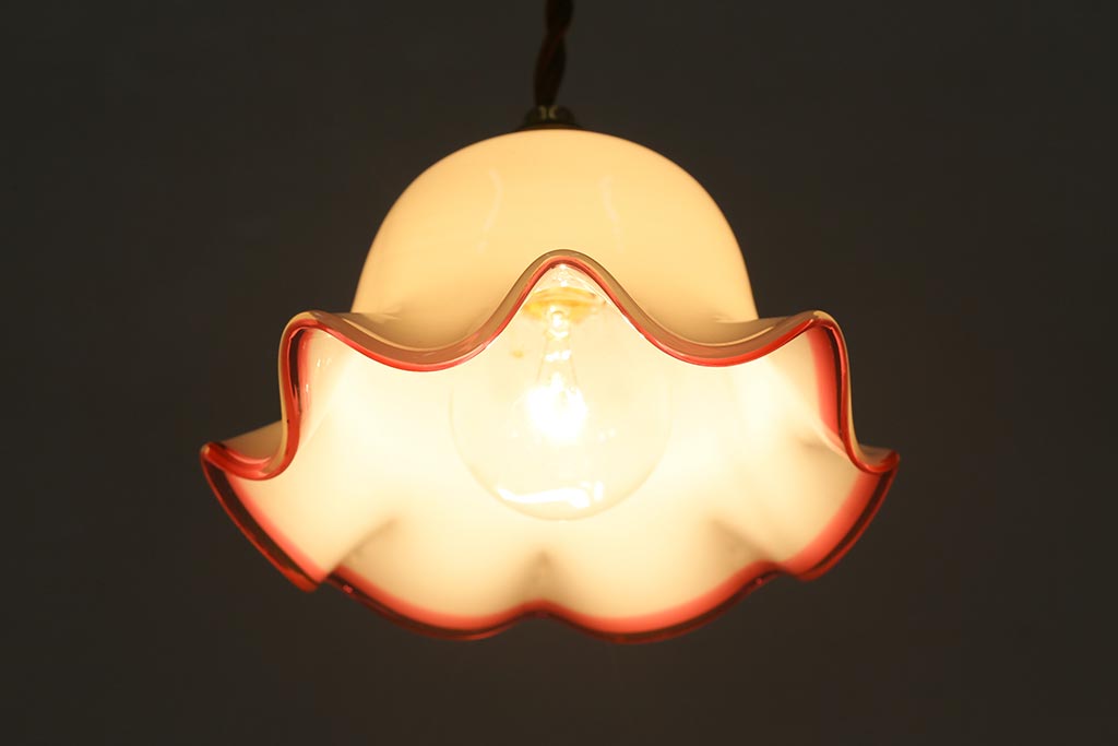 ヴィンテージ照明　イギリスビンテージ　小振りなピンク縁フリルのミルクガラスペンダントライト(ランプシェード、天井照明)(R-040811)