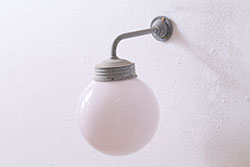 ヴィンテージ照明　球体ガラス　アルミブラケットのウォールライト(壁付け照明、ウォールランプ、ブラケットライト、ビンテージ)(R-040817)