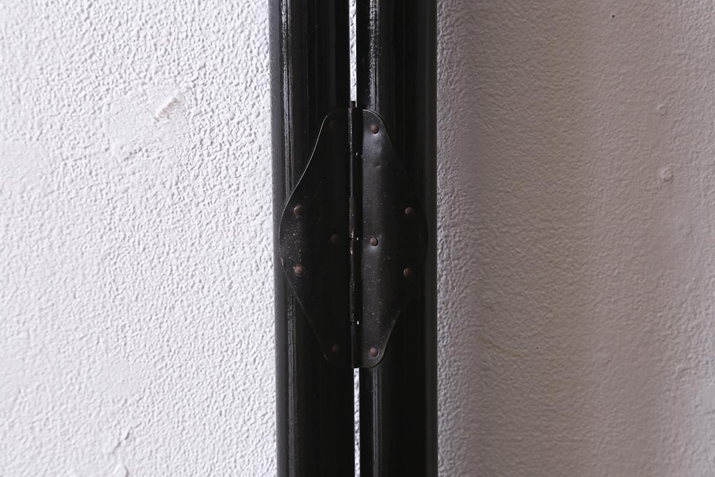 アンティーク家具　漆塗り　黒塗りがモダンなフック付きの便利な衣桁(着物掛け、ハンガーラック)(R-040923)