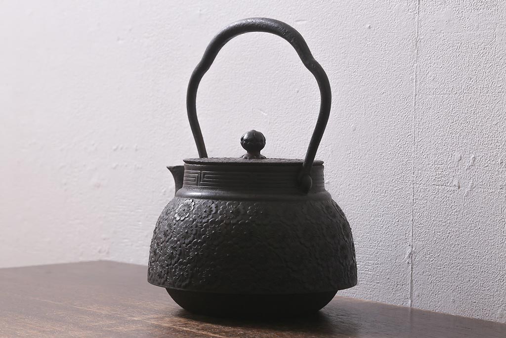 ビンテージ雑貨　桜模様　古い南部鉄瓶(鉄急須、茶道具)(R-041284)