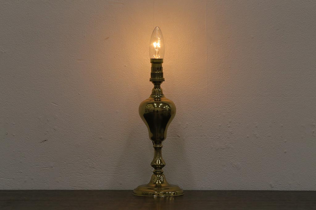 アンティーク照明　オイルランプ型　シンプルなデザインがおしゃれな真鍮製のテーブルランプ(スタンドライト)(R-041381)