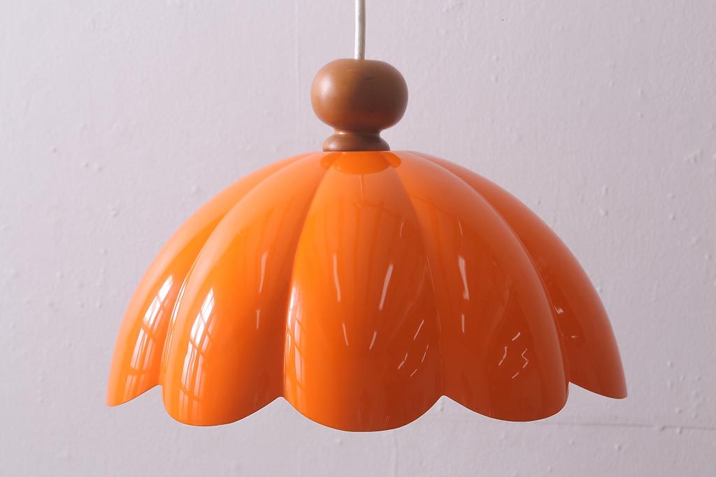 ビンテージ照明 レトロポップなデザインが愛らしいオレンジ色の吊り