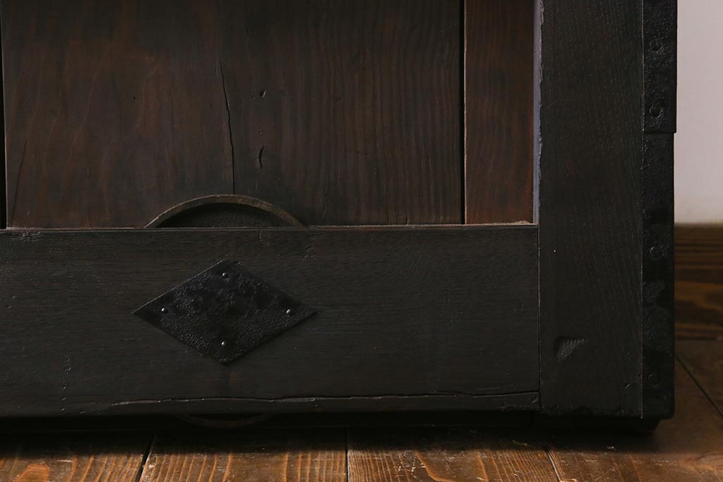 アンティーク建具　和製アンティーク　鋲付き　鉄板付き　特大　重厚で味わい深い鉄製蔵戸(鉄扉、引き戸、玄関戸)(R-041625)