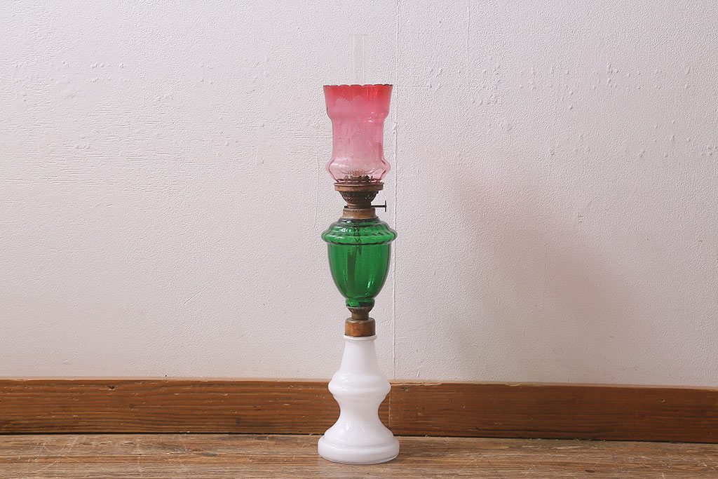 ヴィンテージ雑貨　イギリスビンテージ　平芯　5分芯　3色のガラスが可愛らしいオイルランプ(灯油ランプ、台ランプ)(R-041760)