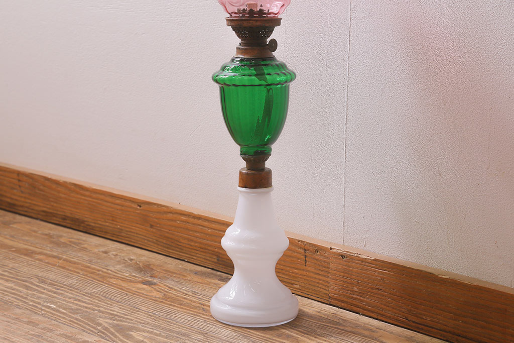 ヴィンテージ雑貨　イギリスビンテージ　平芯　5分芯　3色のガラスが可愛らしいオイルランプ(灯油ランプ、台ランプ)(R-041760)