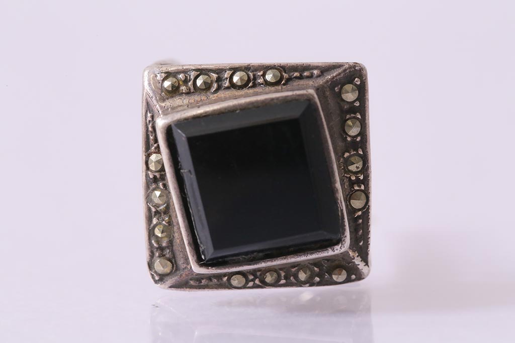 ビンテージアクセサリー　シルバー925　黒のストーンが格好いいリング(指輪)(R-041918)