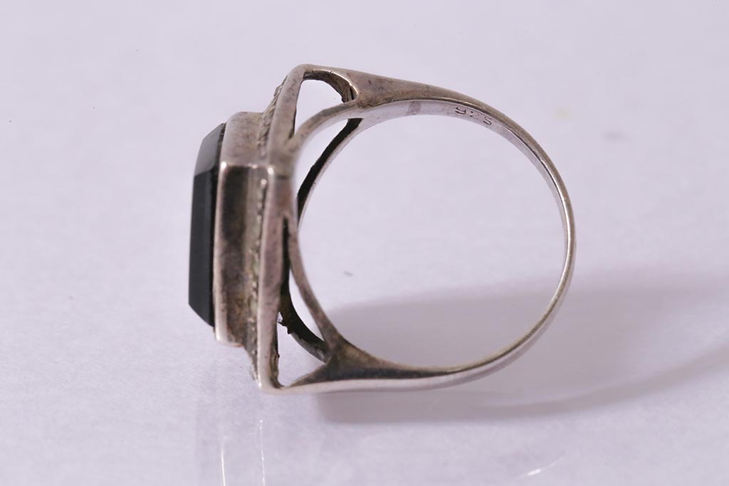ビンテージアクセサリー　シルバー925　黒のストーンが格好いいリング(指輪)(R-041918)