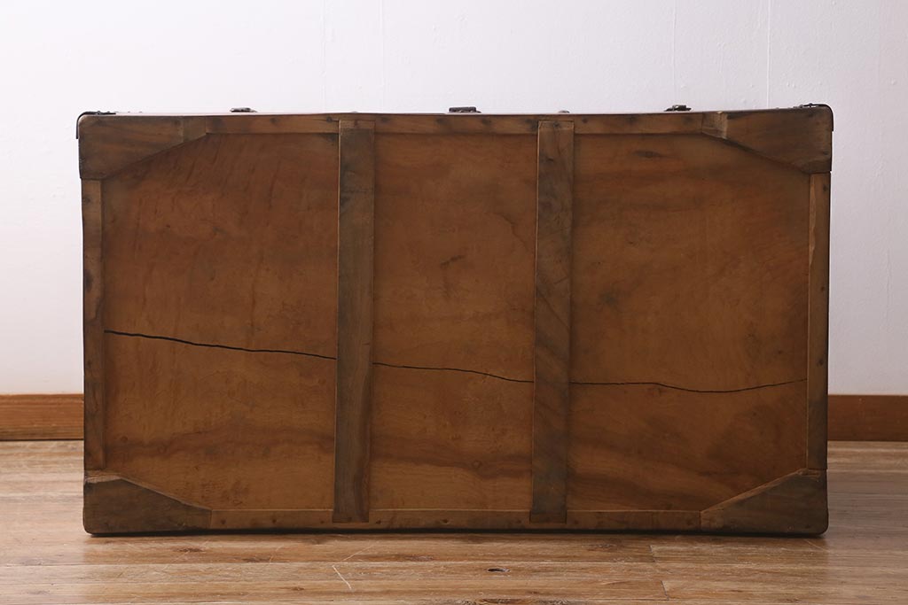 アンティーク雑貨　イギリスアンティーク　楠木材　センターテーブルにもなる!　レトロな雰囲気漂う大型の木製トランク(木箱、衣装箱、収納箱、長持)(R-042035)