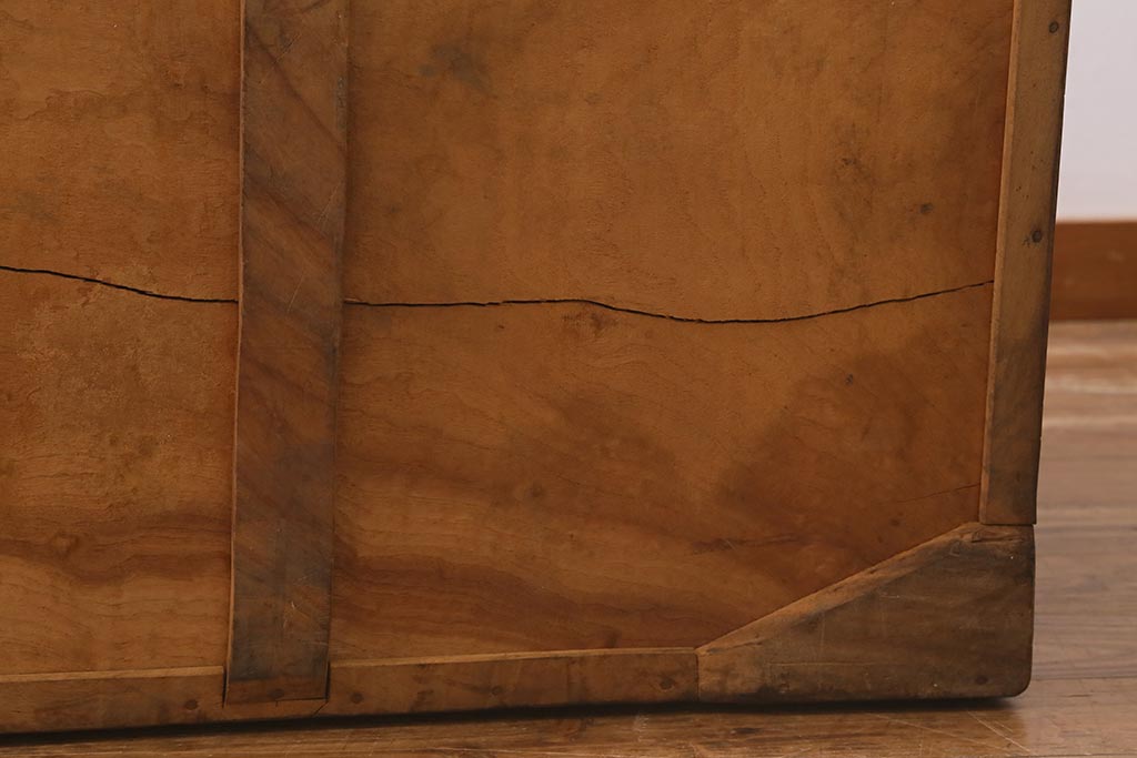 アンティーク雑貨　イギリスアンティーク　楠木材　センターテーブルにもなる!　レトロな雰囲気漂う大型の木製トランク(木箱、衣装箱、収納箱、長持)(R-042035)