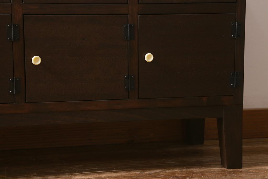 ラフジュ工房オリジナル　古材リメイク　レトロな雰囲気が魅力的な扉付きマス目棚・右開き(収納棚、ロッカー、下駄箱)(R-042044)