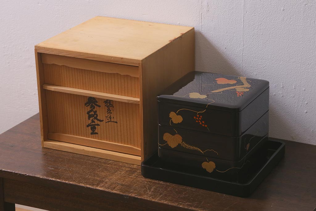 アンティーク雑貨 外箱付き 葡萄文 輪島塗の蒔絵木製三段重(漆器重箱